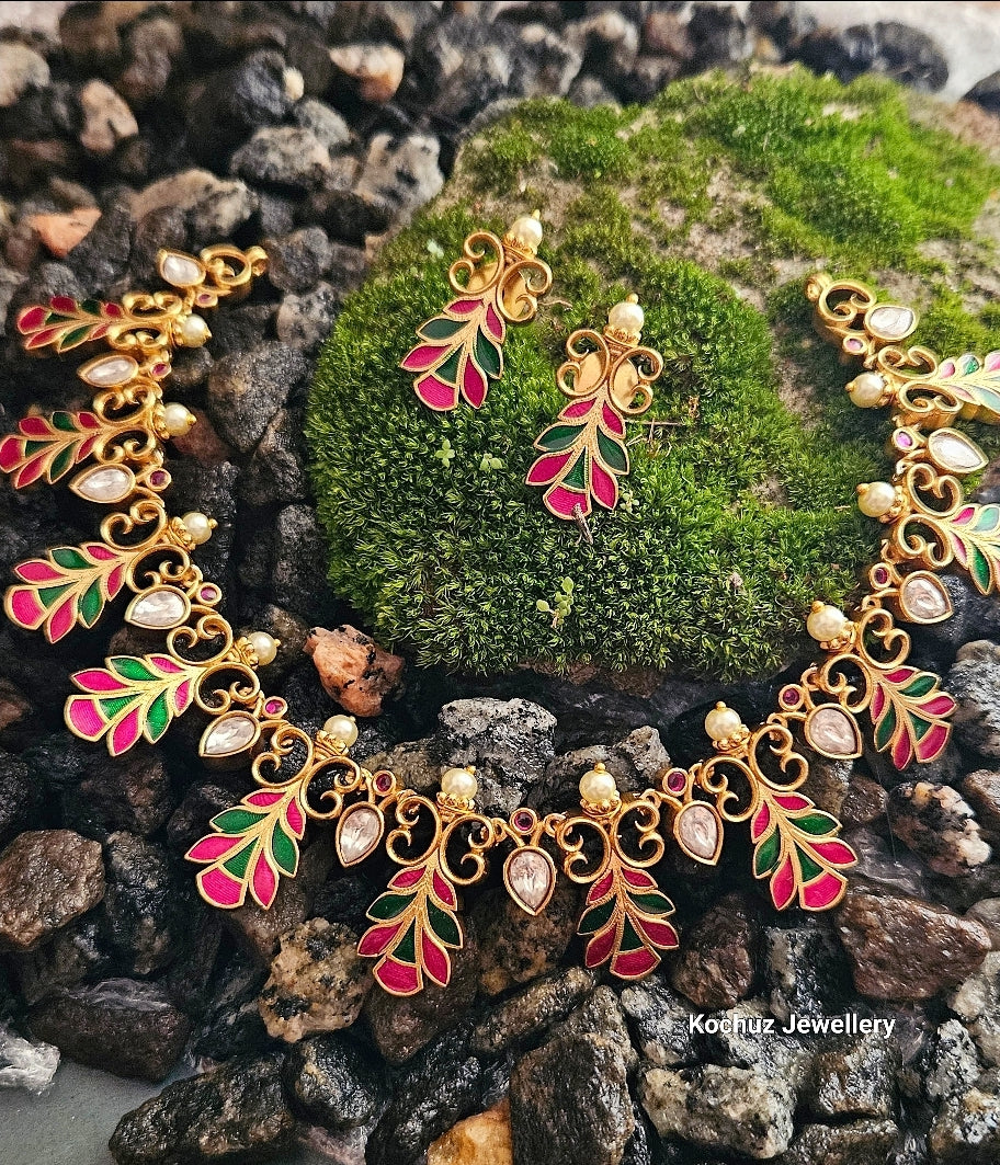 NECK1032 - Traditional Enamel Set