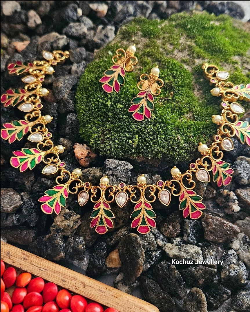 NECK1032 - Traditional Enamel Set