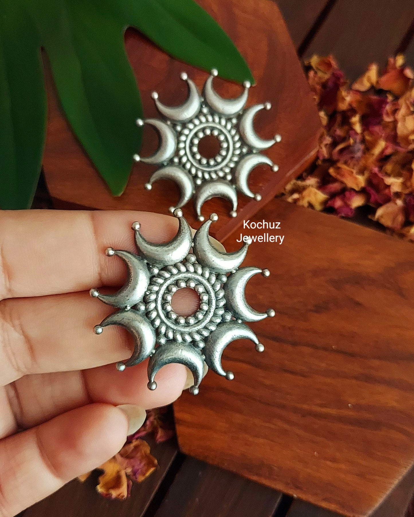 EAR1032 - Crescent Stud